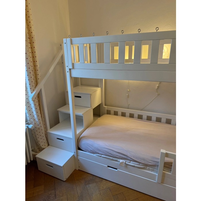 Łóżko piętrowe ze schodami jako praktyczne rozwiązanie do pokoju dzieci